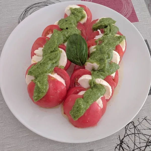 Ensalada caprese con pesto