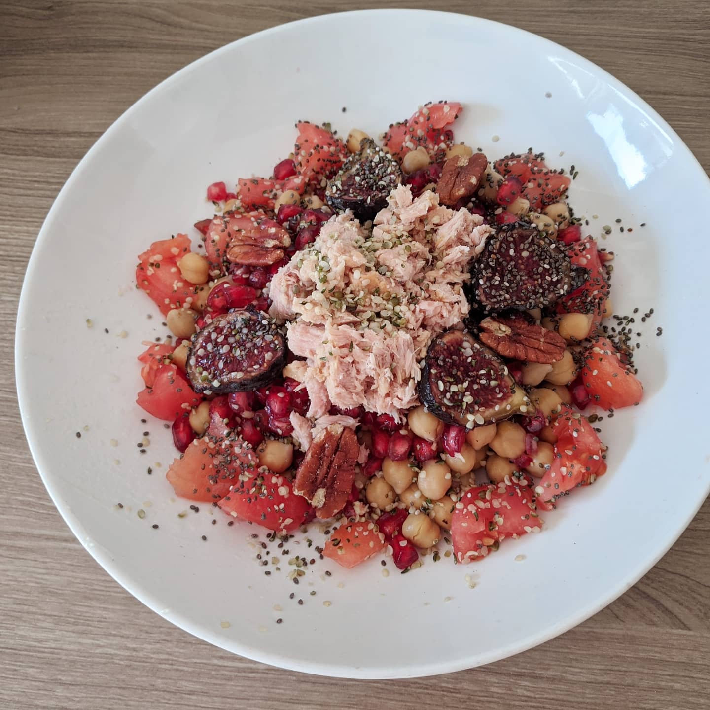 Ensalada completa con fruta, garbanzos, semillas y atún