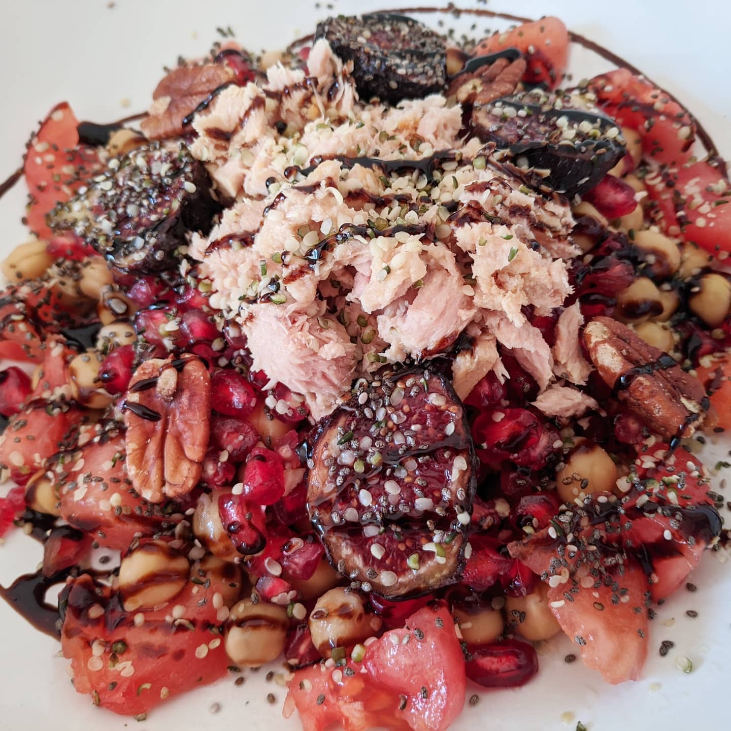 Ensalada completa con fruta, garbanzos, semillas y atún