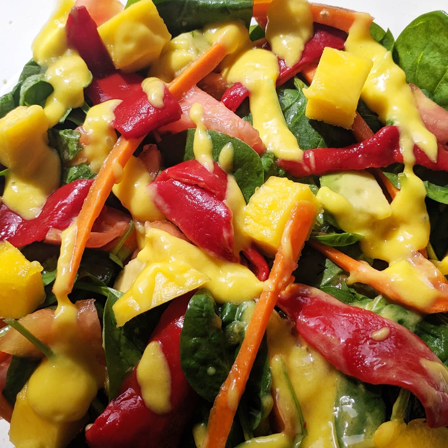 Ensalada con mango, zanahoria, tomate y pimientos del piquillo con vinagreta de mango