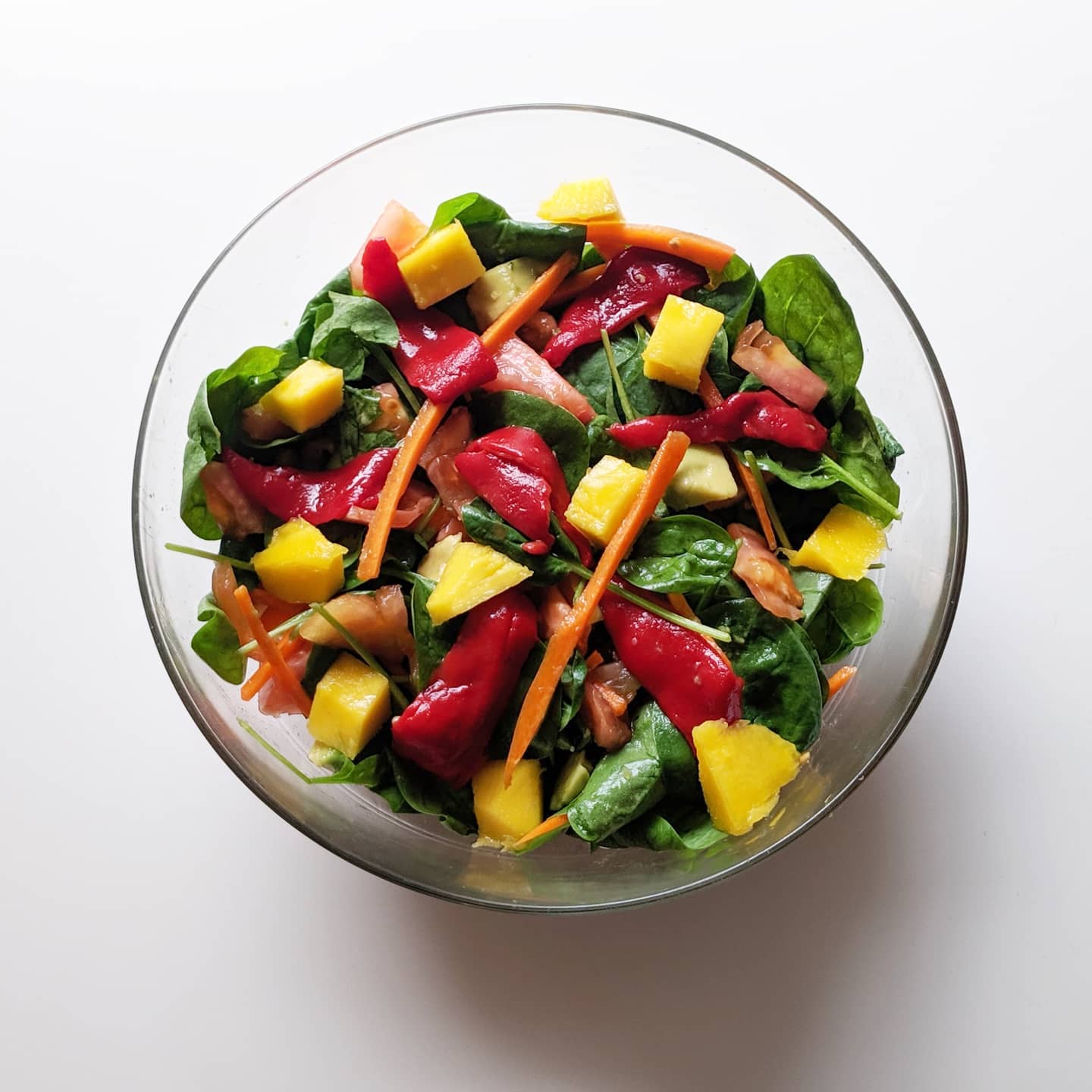 Ensalada con mango, zanahoria, tomate y pimientos del piquillo con vinagreta de mango