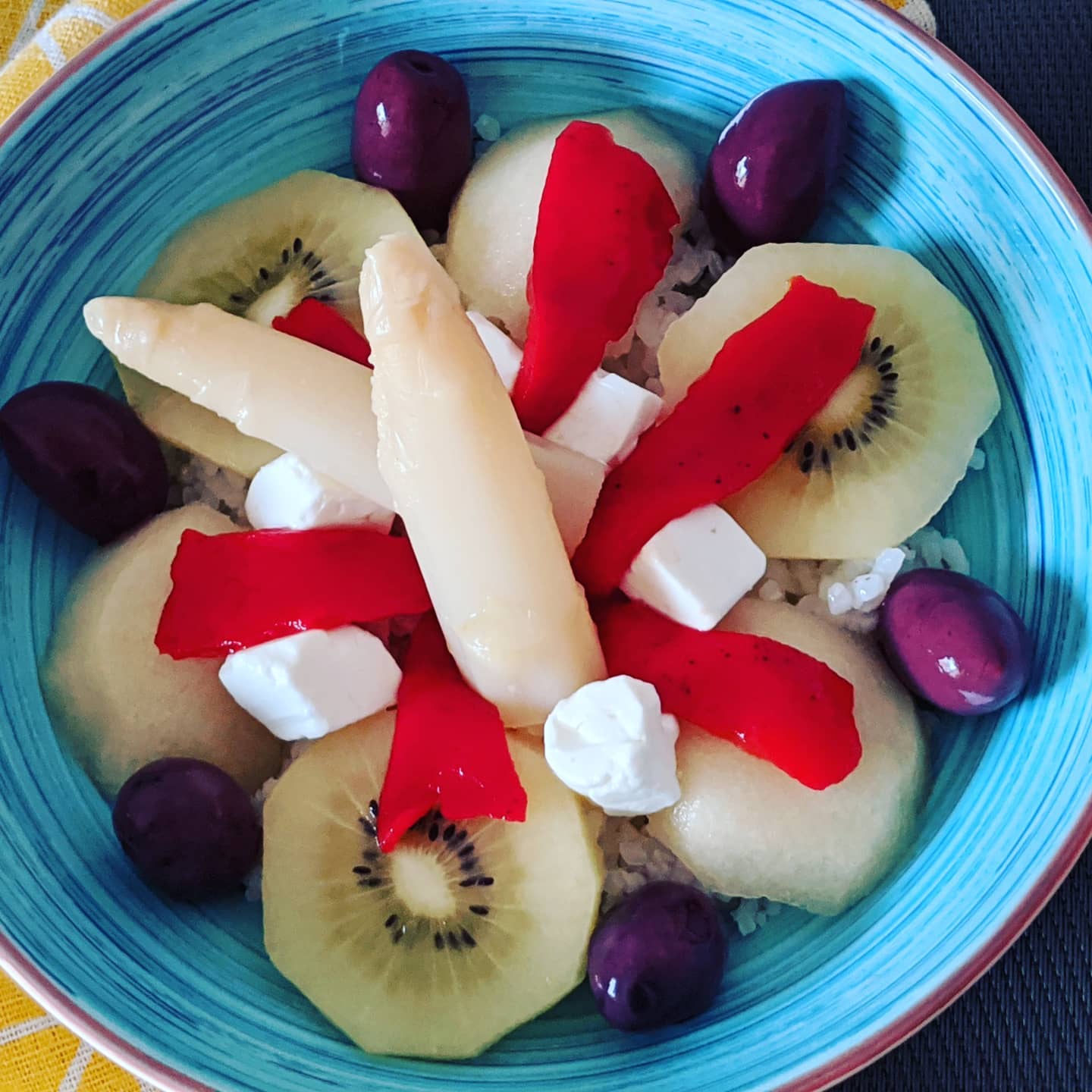 Ensalada de arroz con frutas y verduras