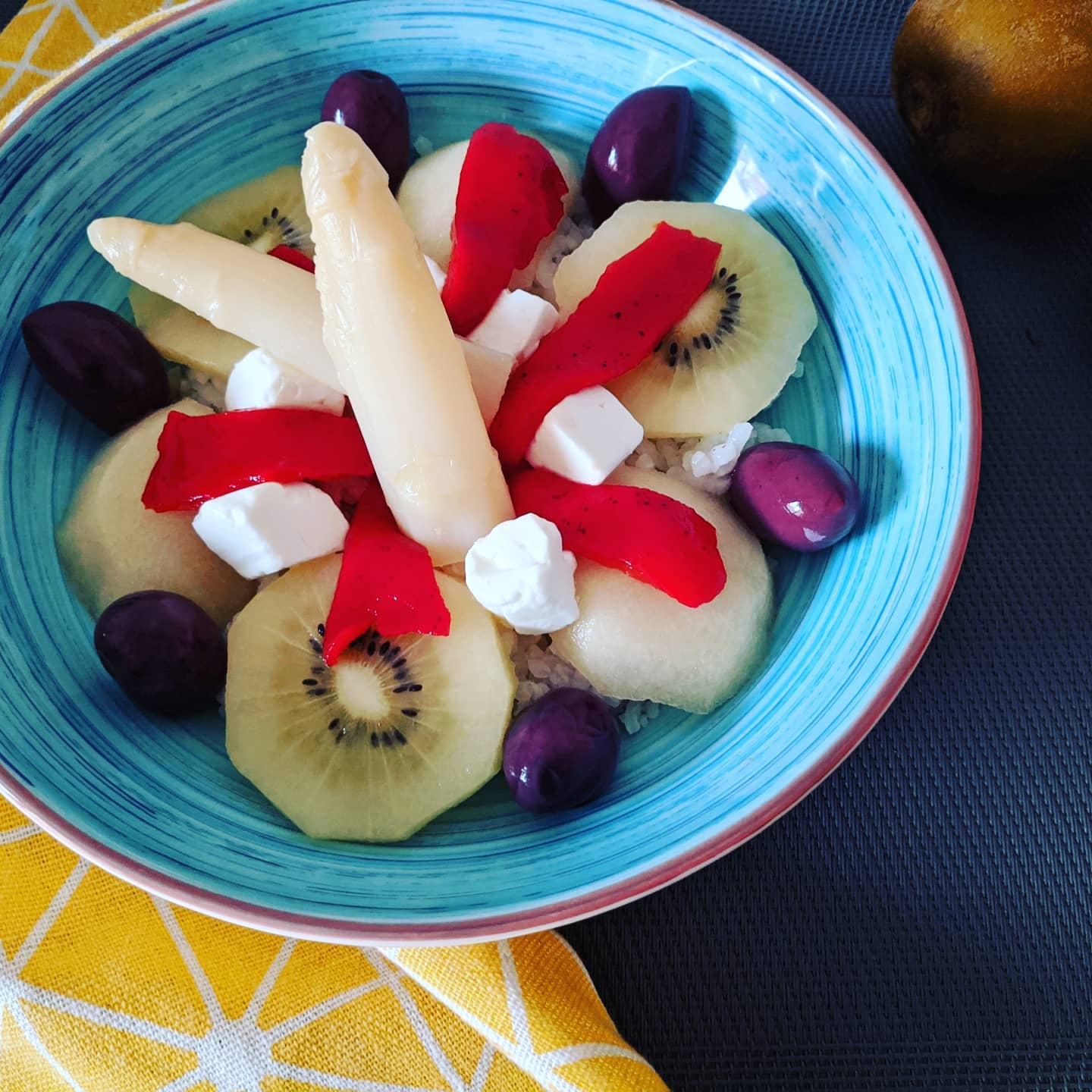Ensalada de arroz con frutas y verduras