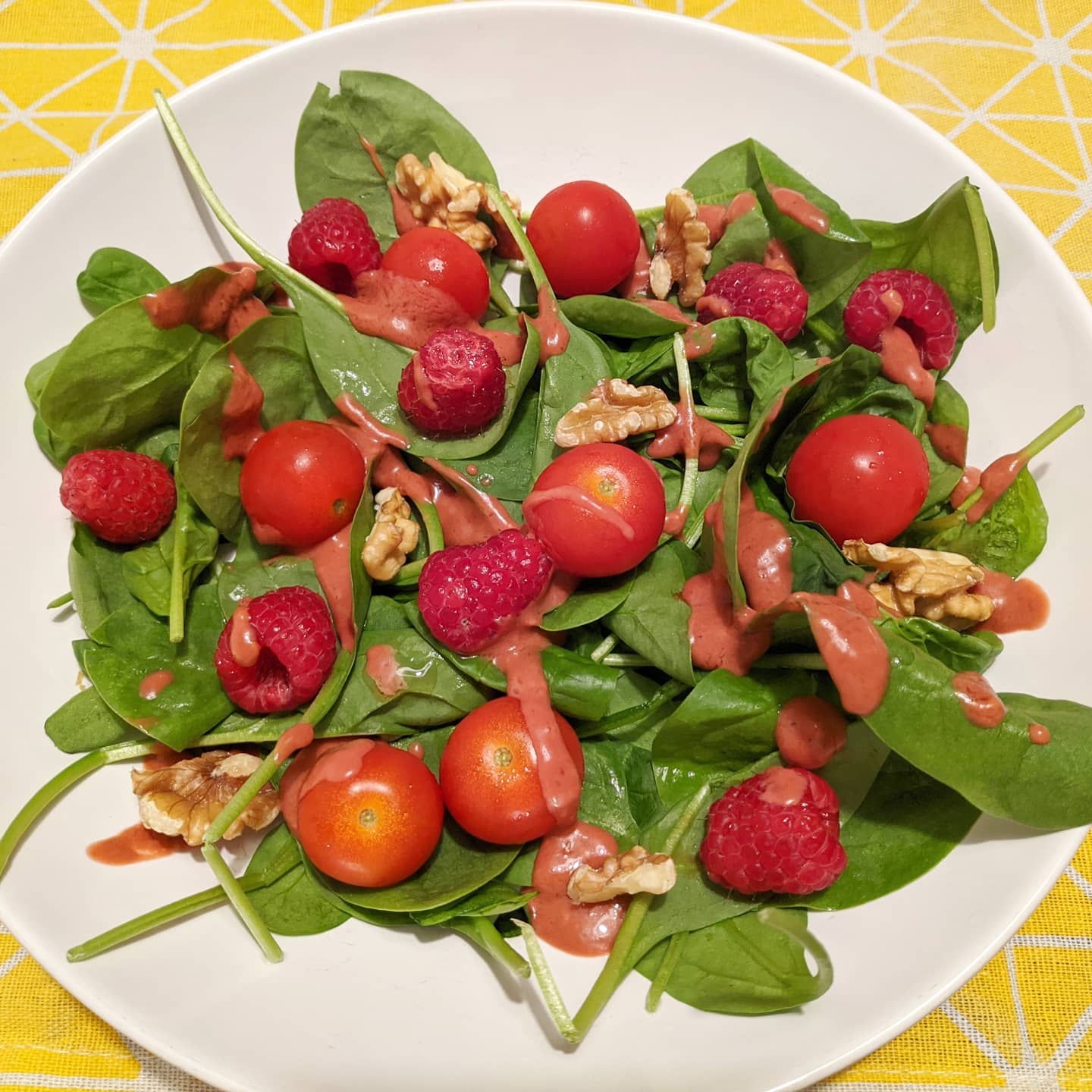 Ensalada de espinacas, Cherry, nueces y frambuesas con vinagreta de frambuesas