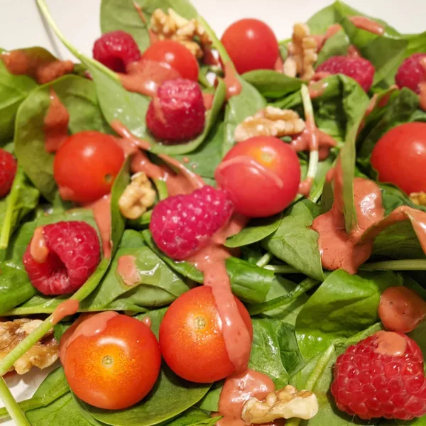 Ensalada de espinacas, Cherry, nueces y frambuesas con vinagreta de frambuesas