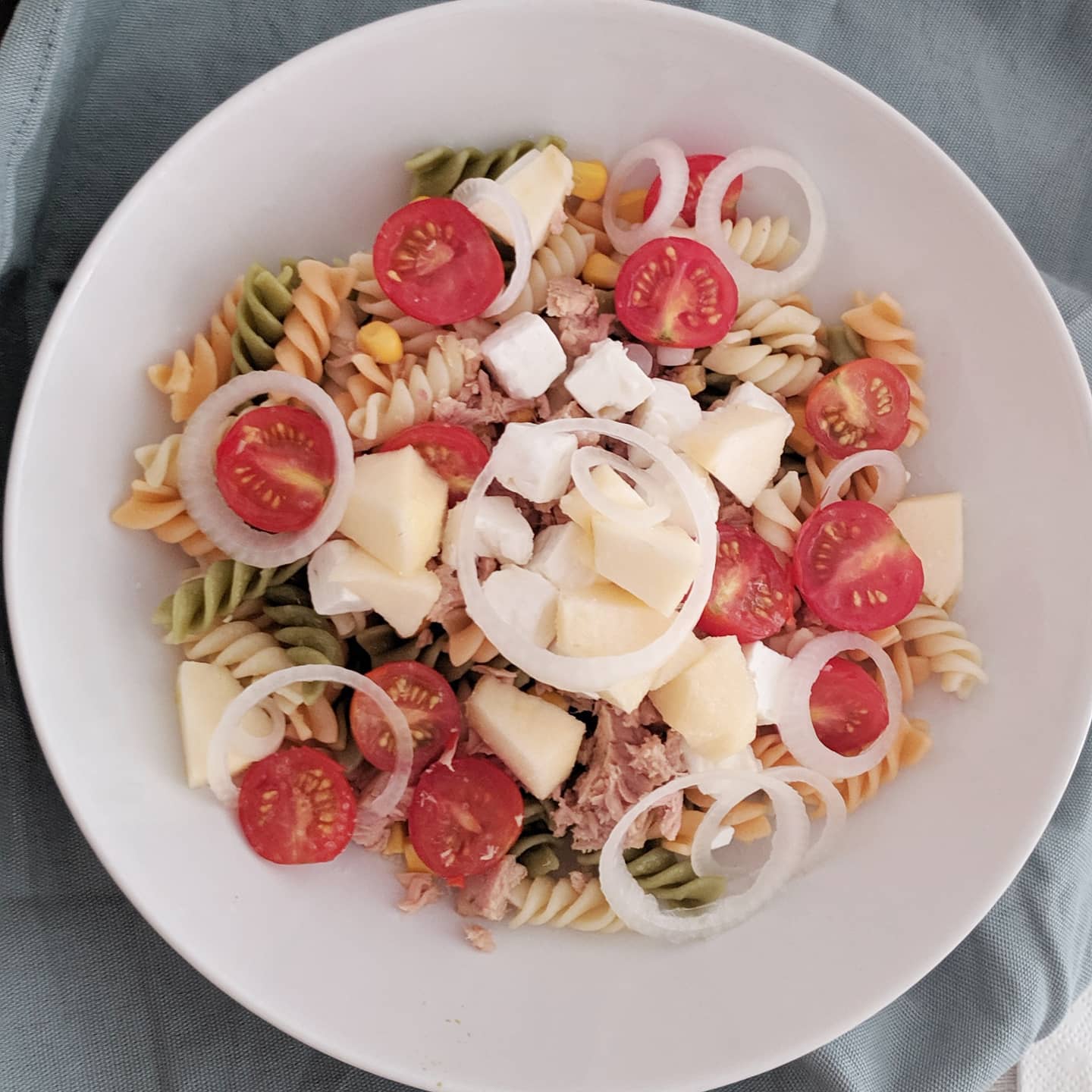 Ensalada de espirales con Cherrys, manzana, feta, atún, maíz y aros de cebolla