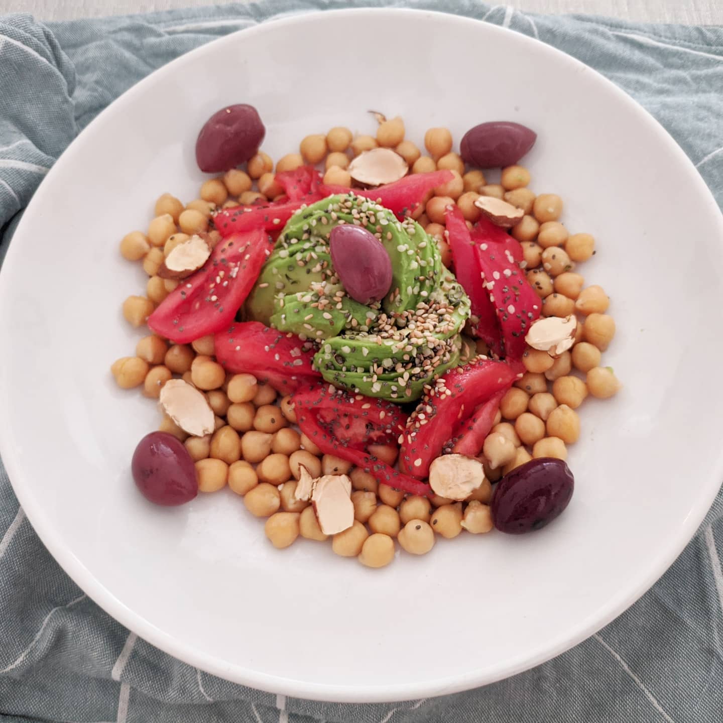 Ensalada de garbanzos, tomate, aguacate con mezclum de semillas