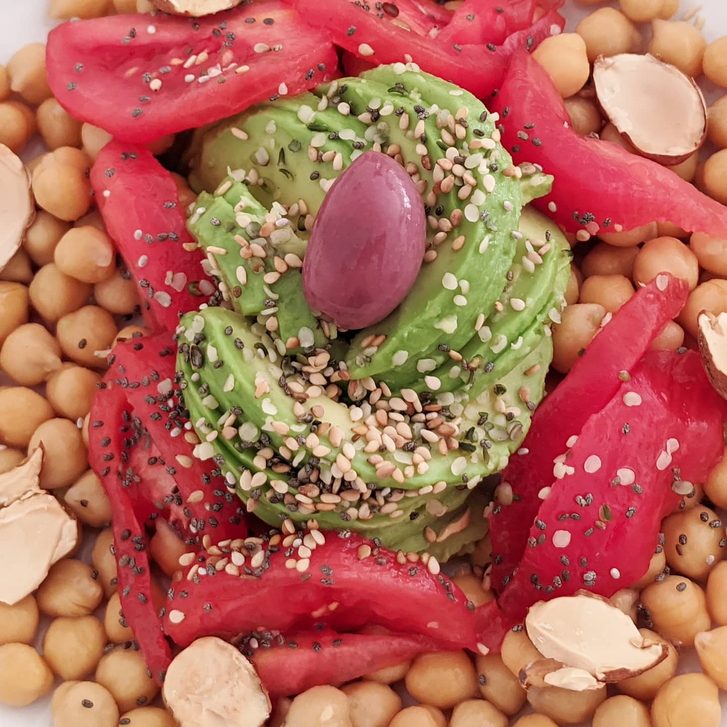 Ensalada de garbanzos, tomate, aguacate con mezclum de semillas