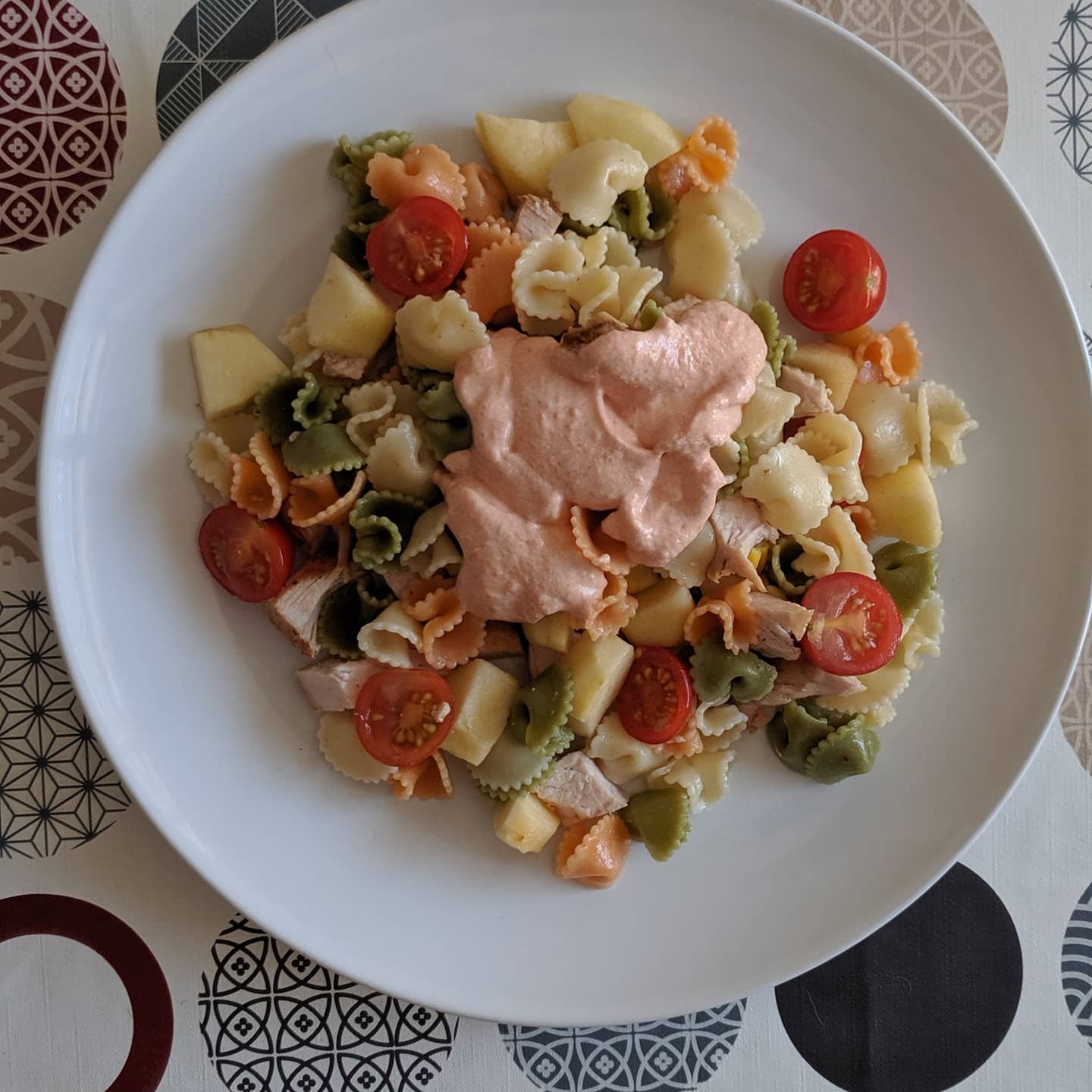 Ensalada de pasta con solomillo de pavo a la plancha, manzana y Cherrys con salsa rosa saludable