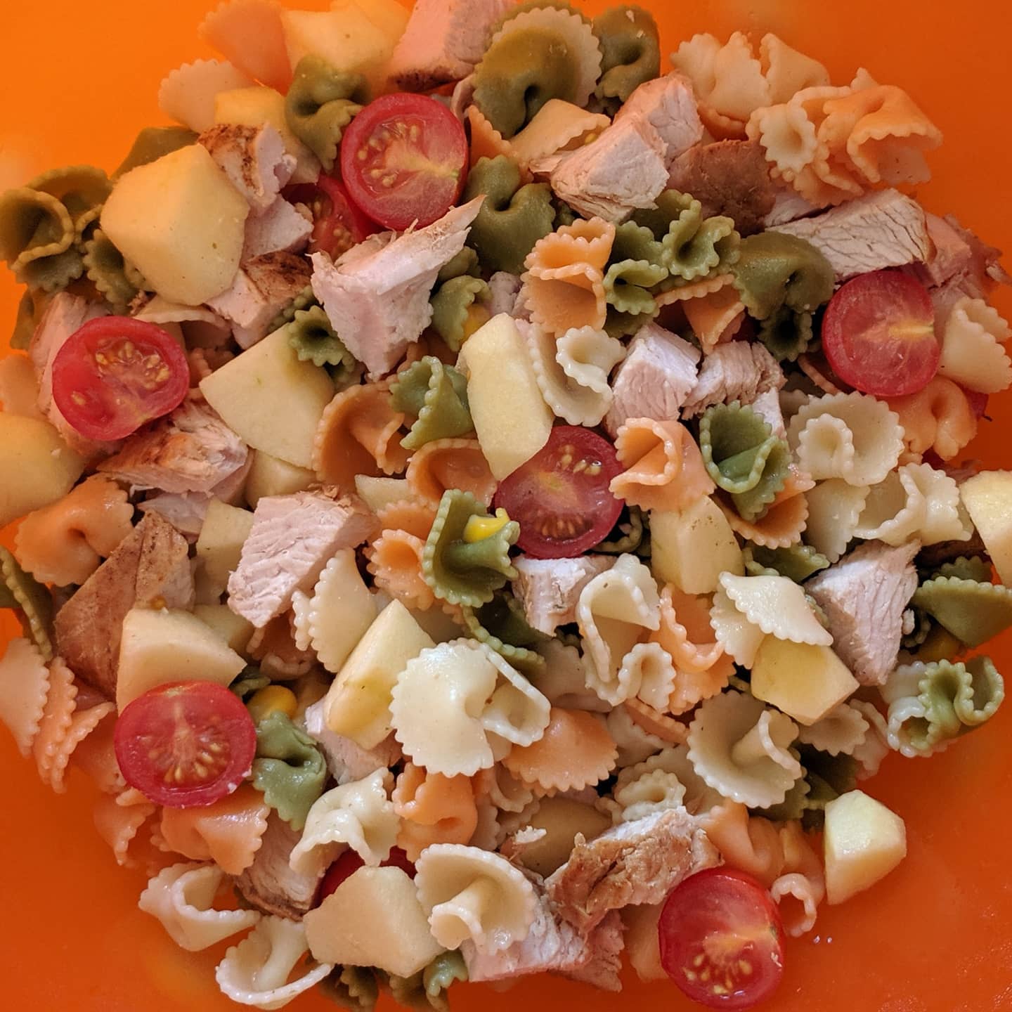 Ensalada de pasta con solomillo de pavo a la plancha, manzana y Cherrys con salsa rosa saludable