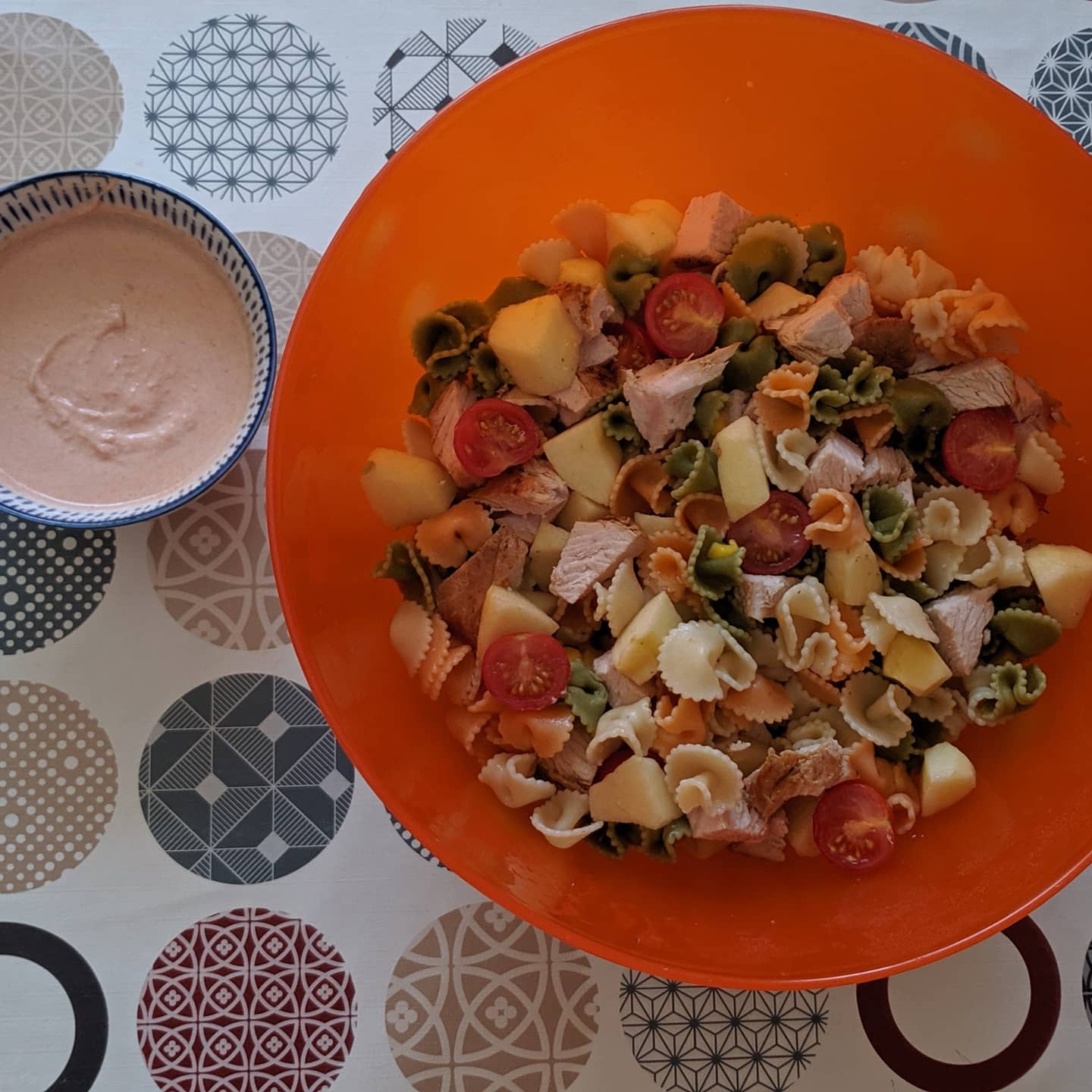 Ensalada de pasta con solomillo de pavo a la plancha, manzana y Cherrys con salsa rosa saludable