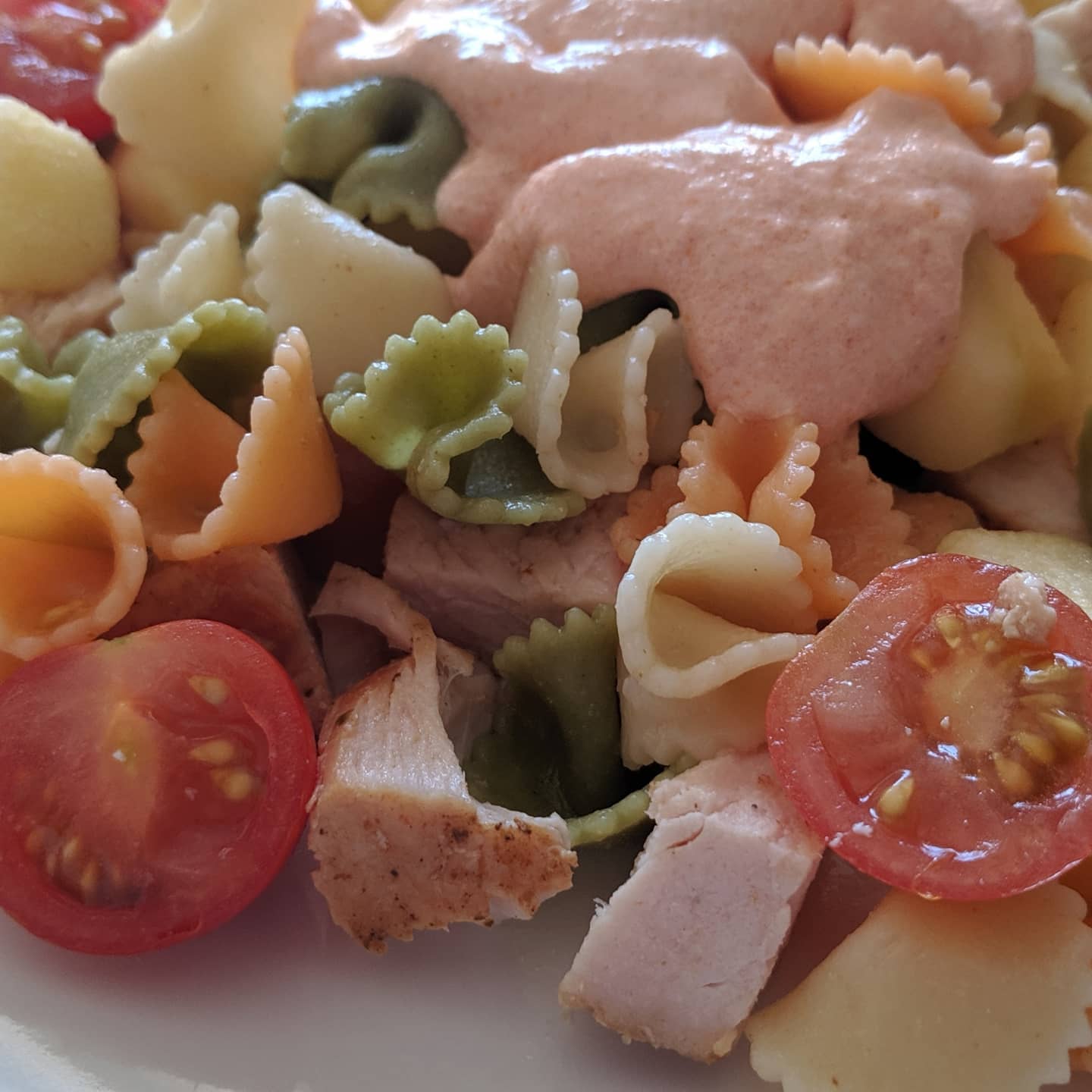 Ensalada de pasta con solomillo de pavo a la plancha, manzana y Cherrys con salsa rosa saludable