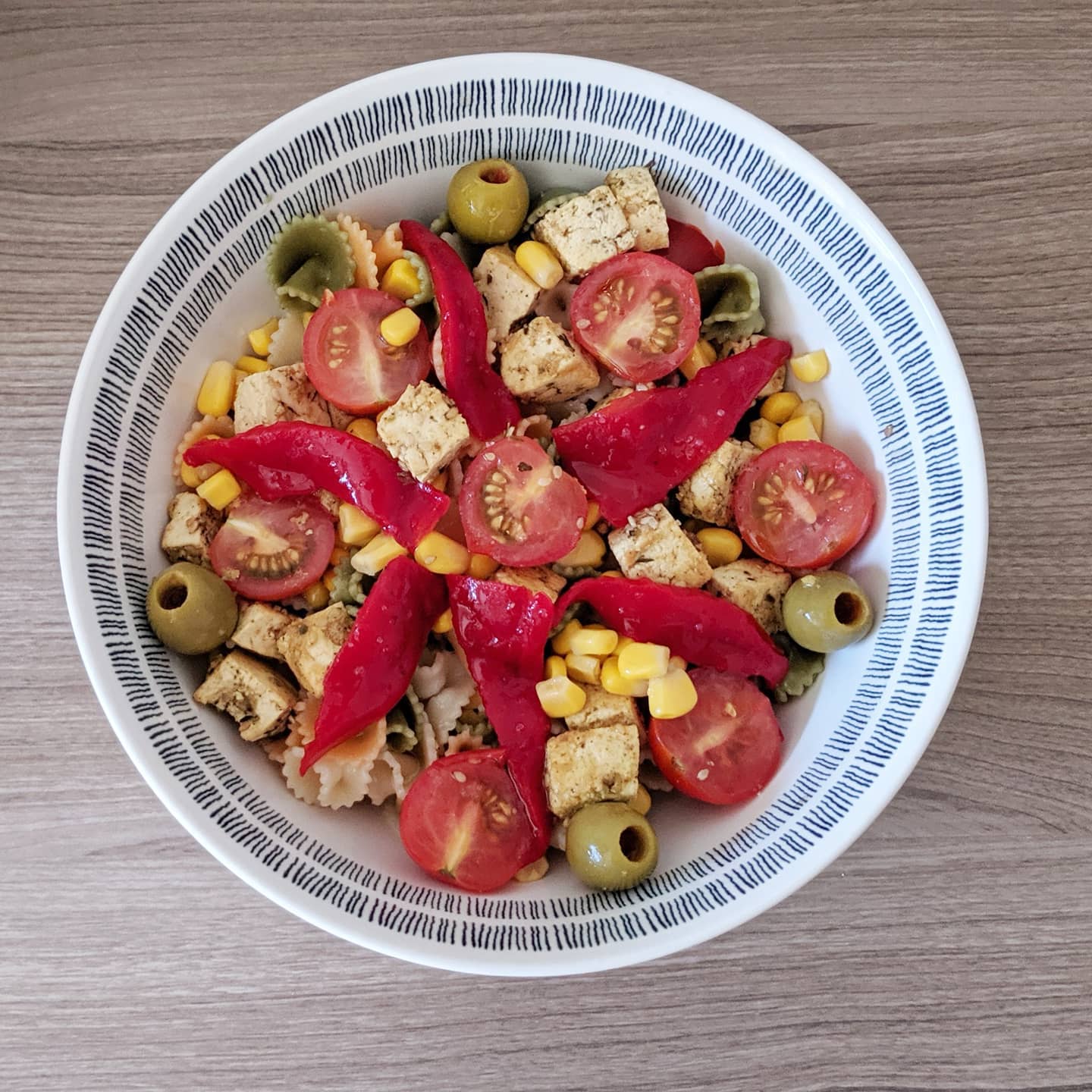 Ensalada de pasta con tofu salteado con especias