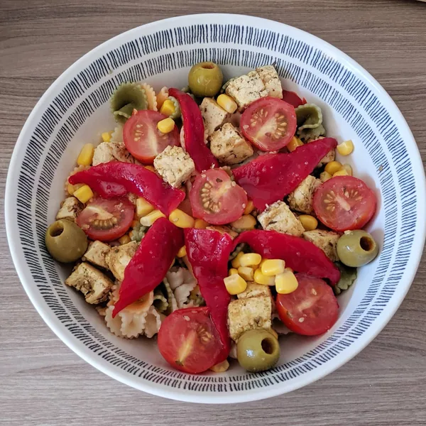 Ensalada de pasta con tofu salteado con especias