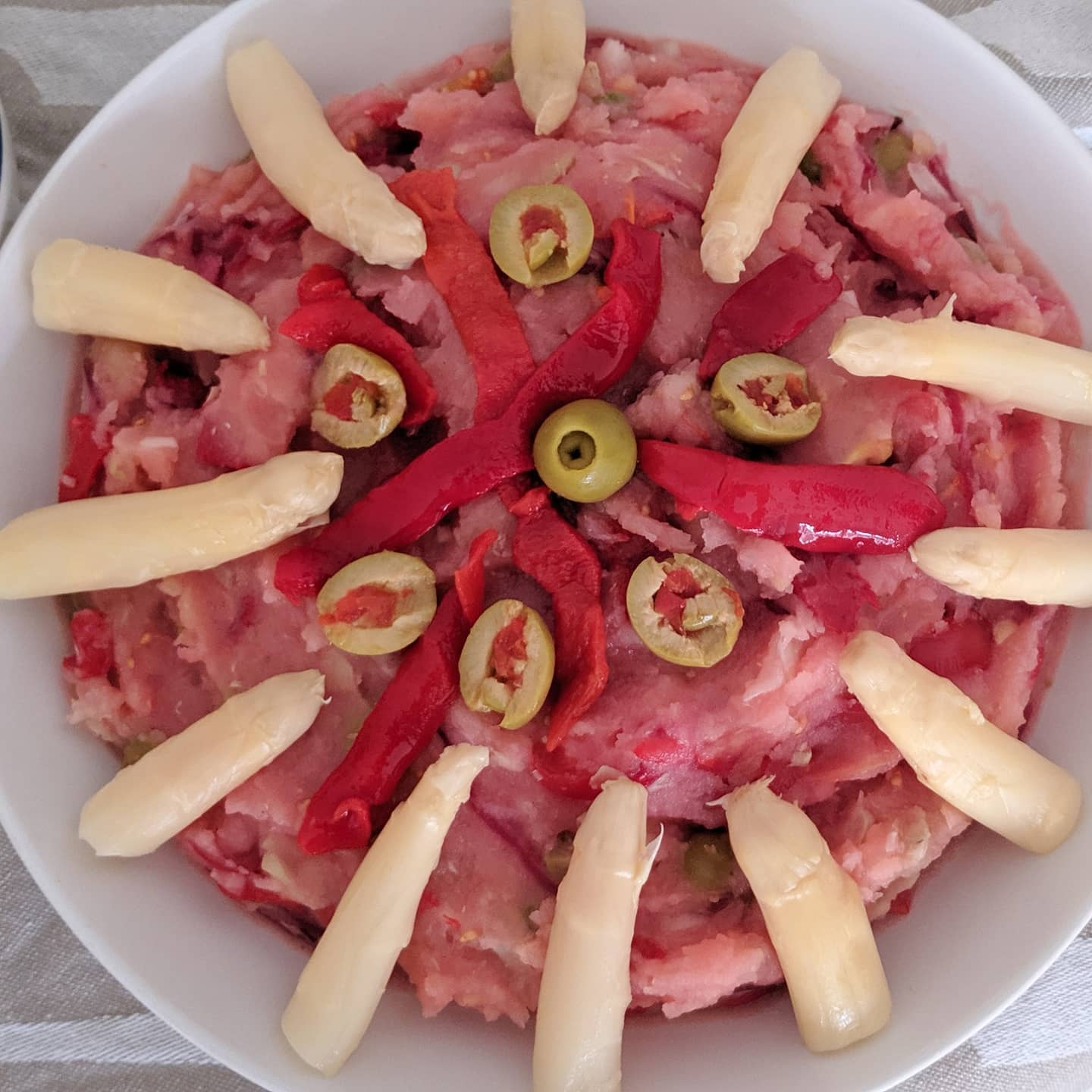 Ensalada de patata y mayonesa vegana.