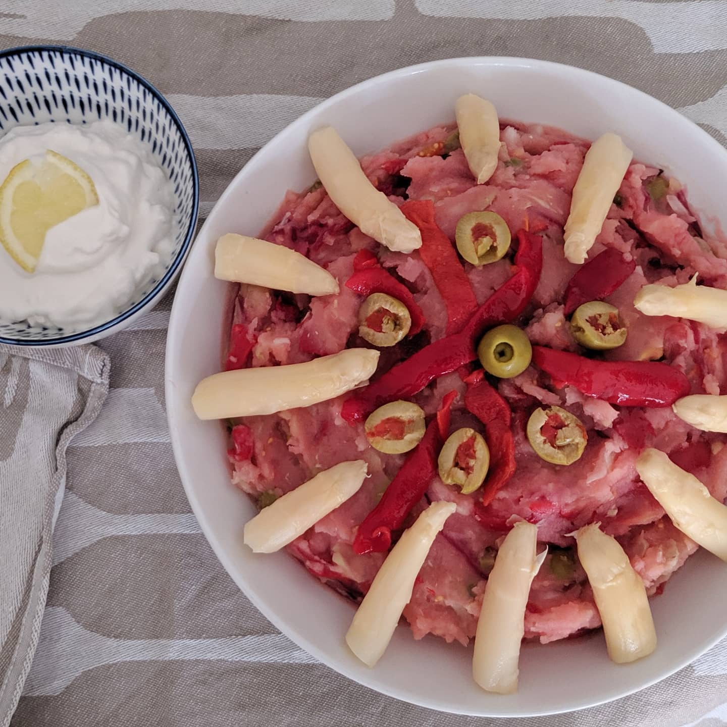 Ensalada de patata y mayonesa vegana.
