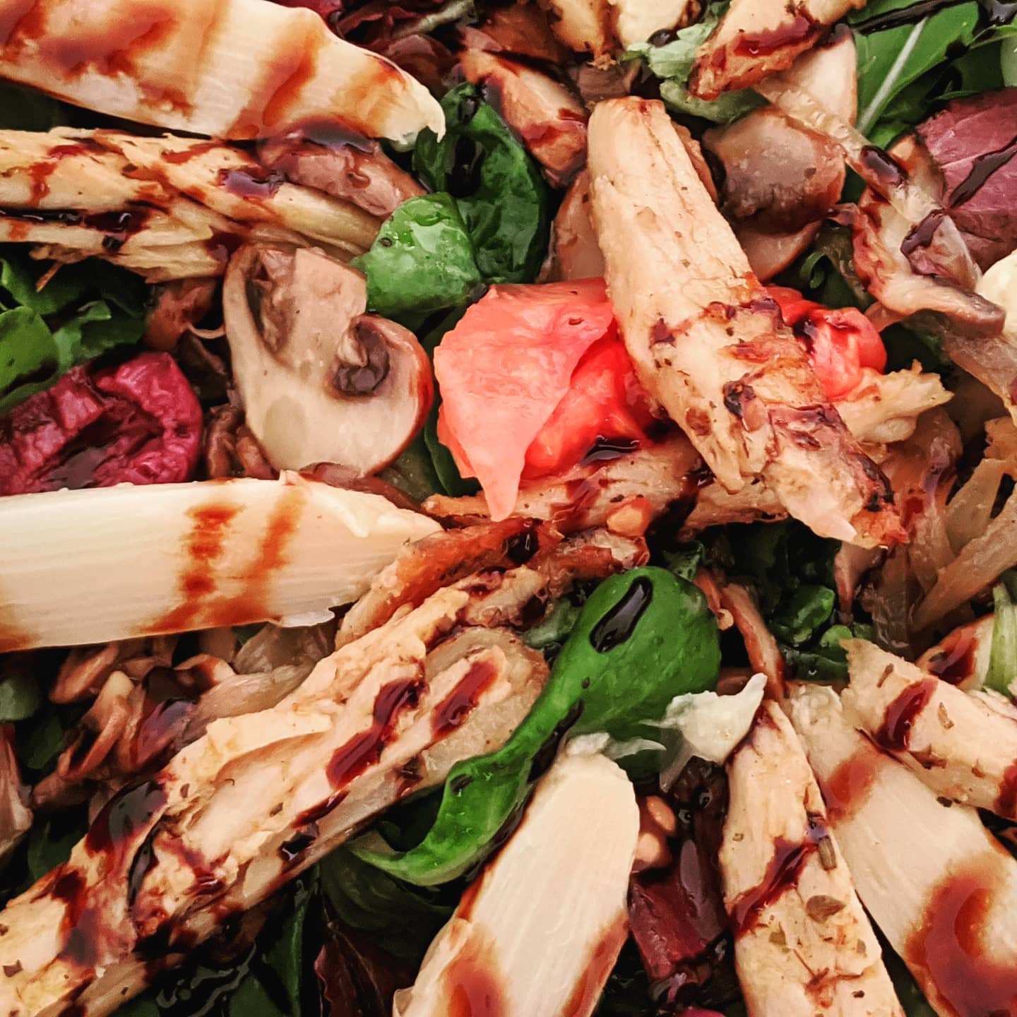 Ensalada tibia de Heura y champiñones portobello con cebolla