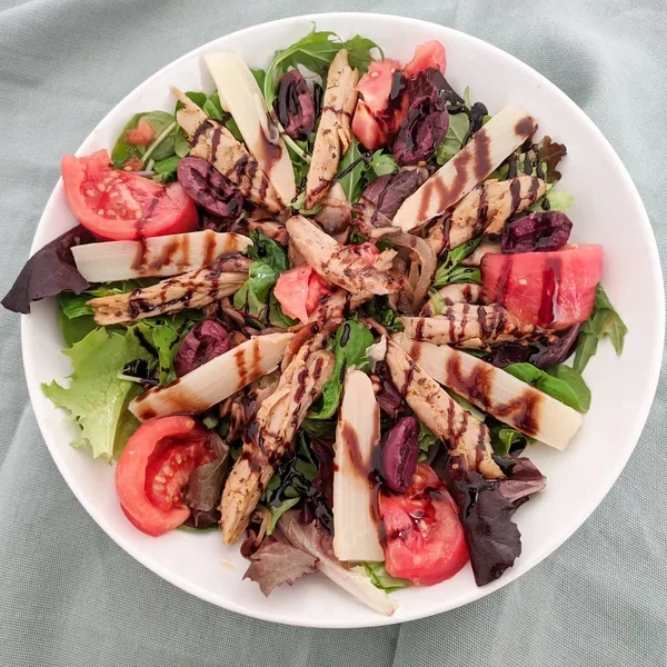 Ensalada tibia de Heura y champiñones portobello con cebolla