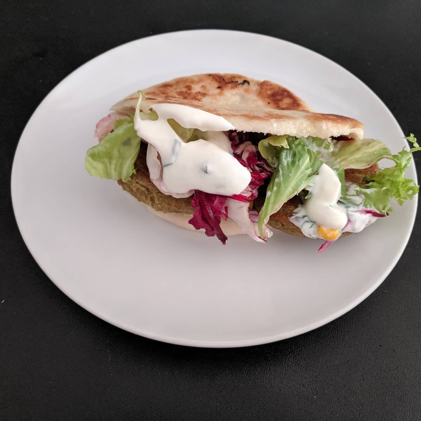 Falafel al horno con pan tipo pita sin gluten y salsa de menta