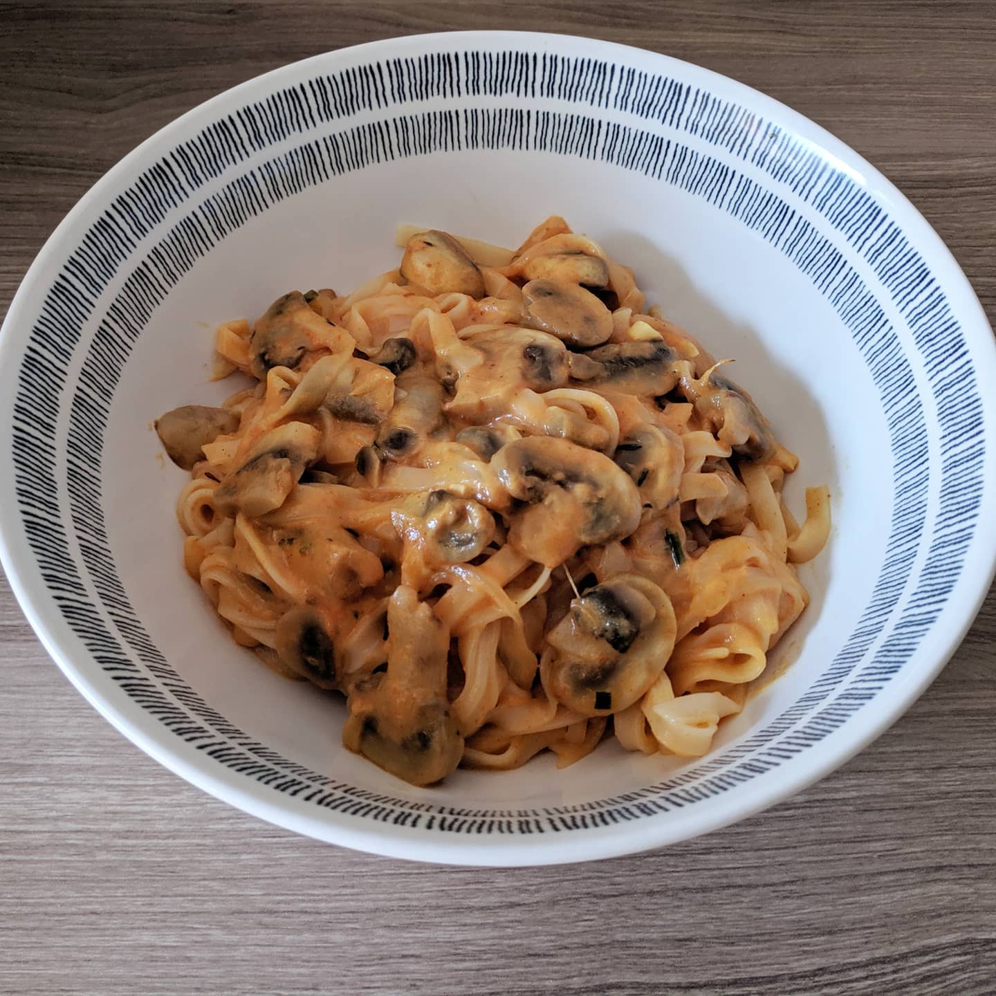 Fideos de arroz con champiñones en salsa de curry y coco