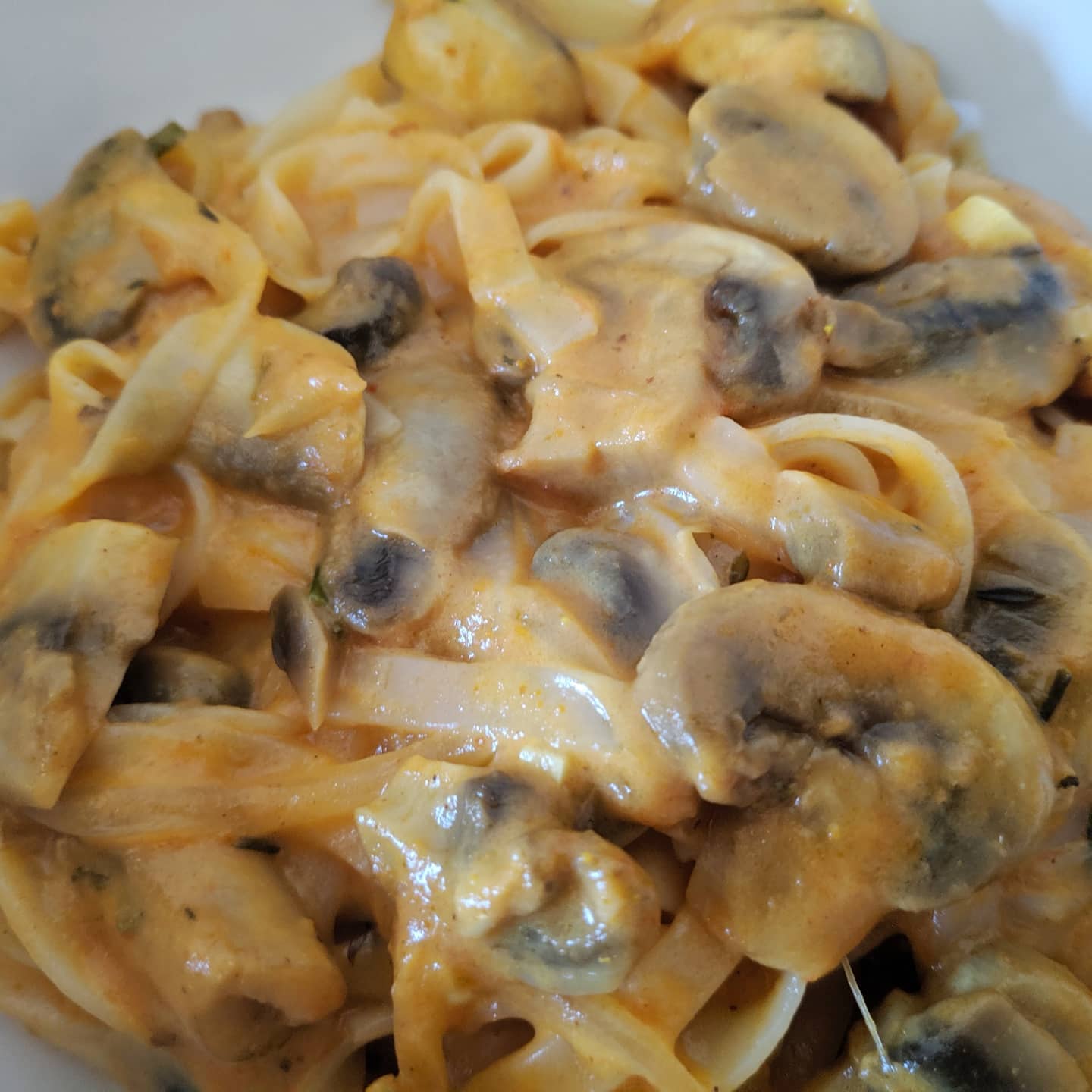 Fideos de arroz con champiñones en salsa de curry y coco