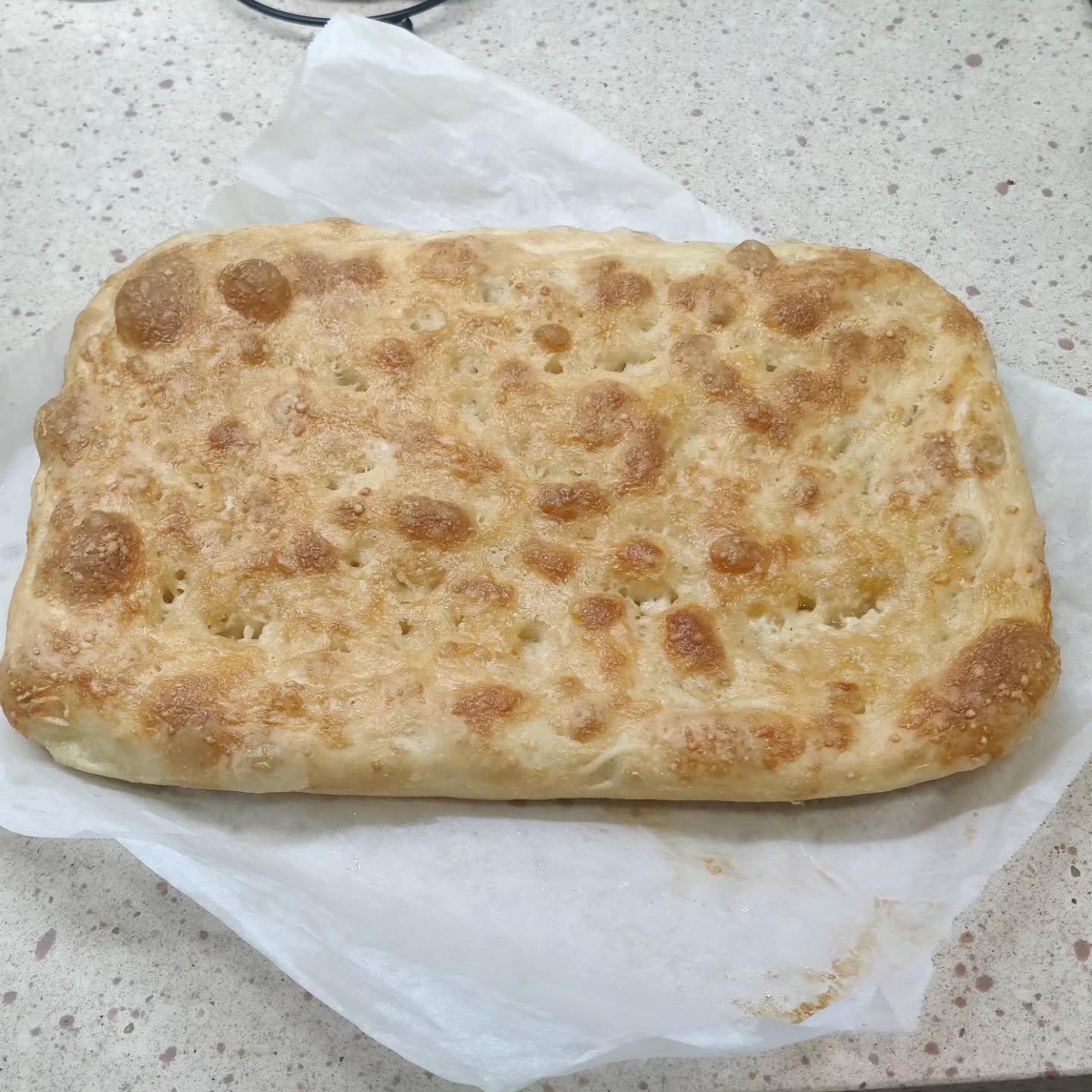 Focaccia con costra de parmesano rellena