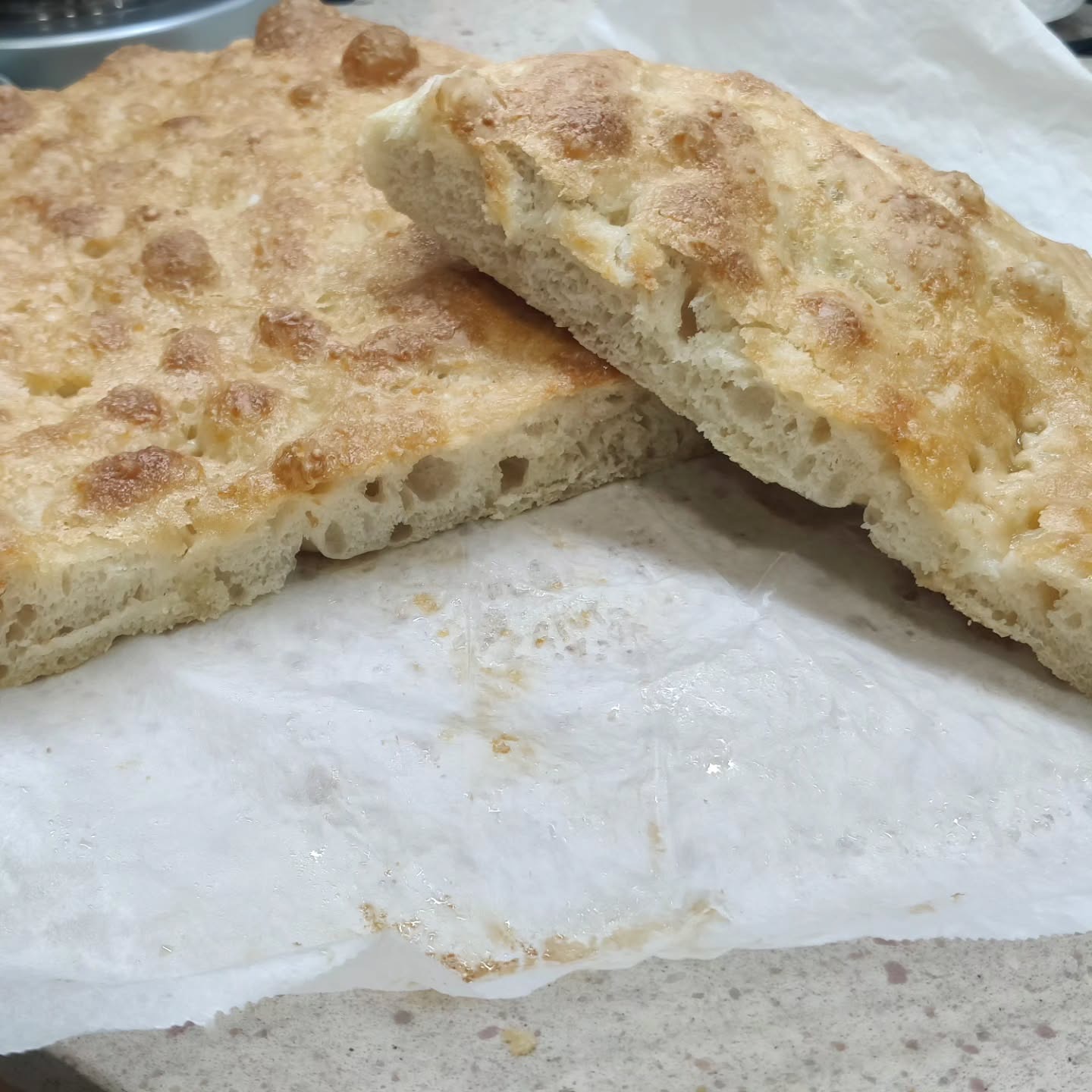 Focaccia con costra de parmesano rellena