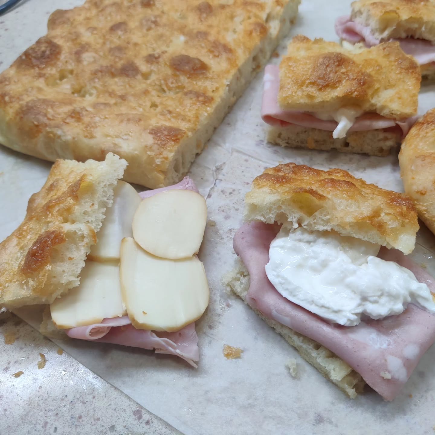 Focaccia con costra de parmesano rellena