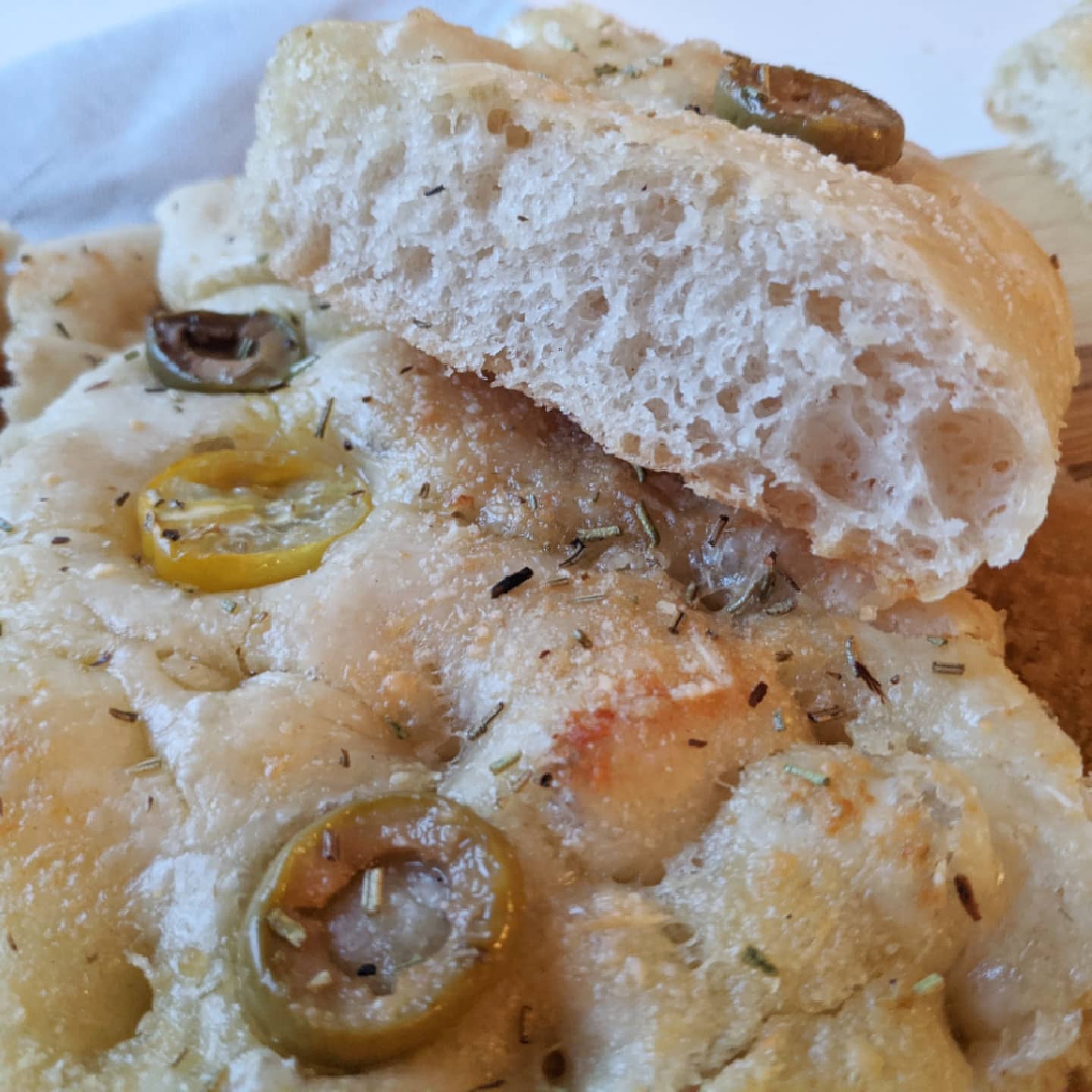 Focaccia con olivas verdes, cherrys de dos colores, parmesano y romero