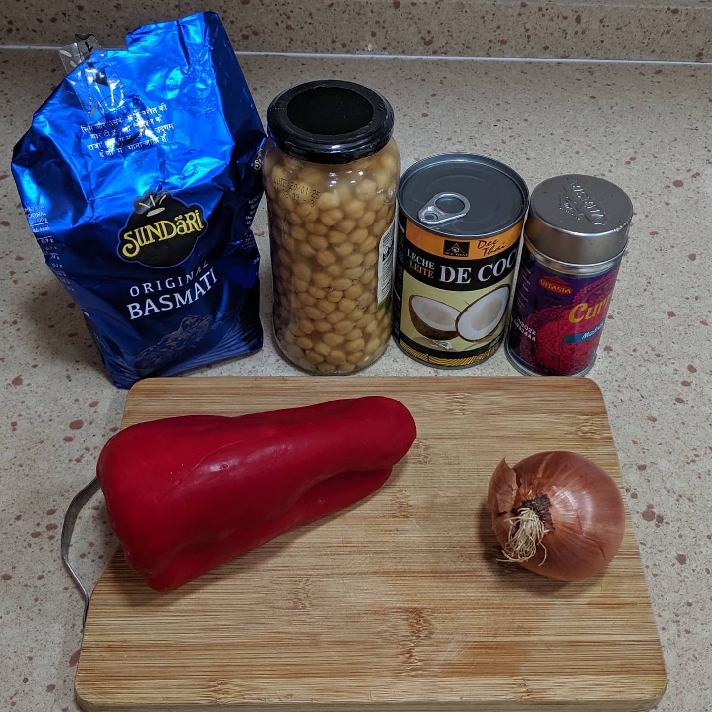 Garbanzos con coco, curry y arroz