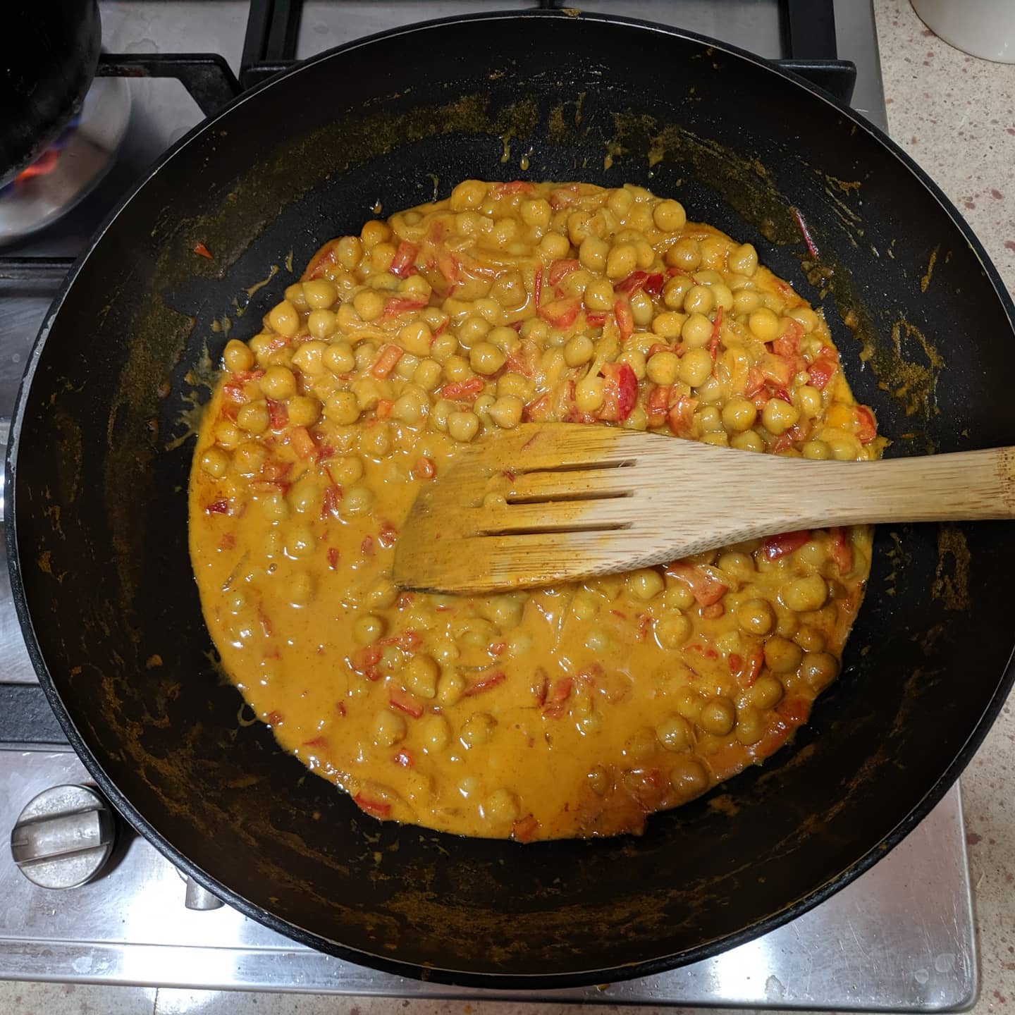 Garbanzos con coco, curry y arroz