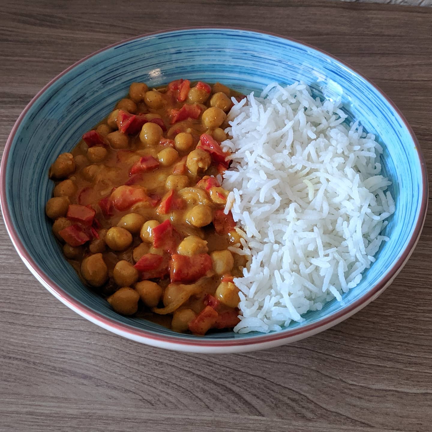 Garbanzos con coco, curry y arroz