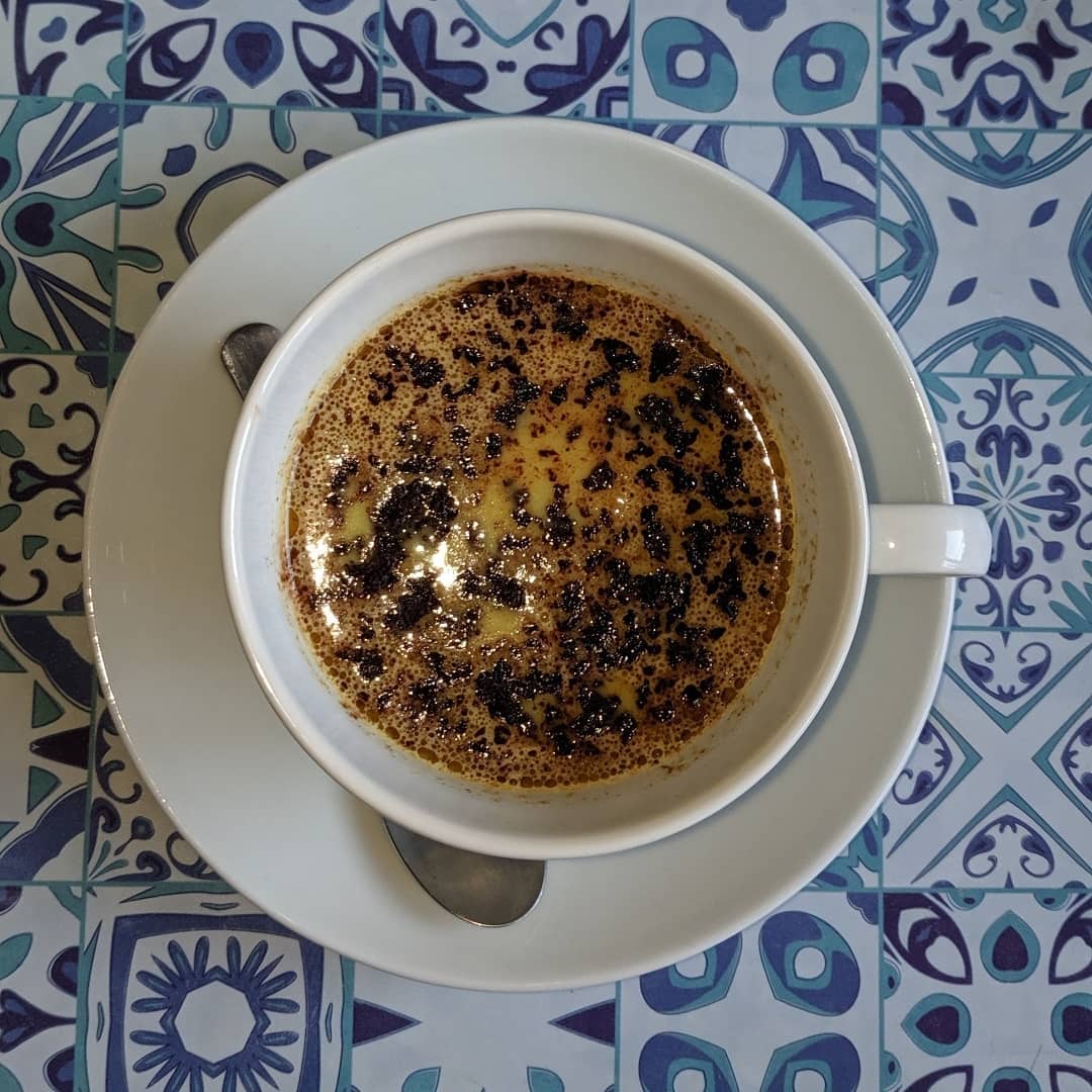 Golden latte al cacao