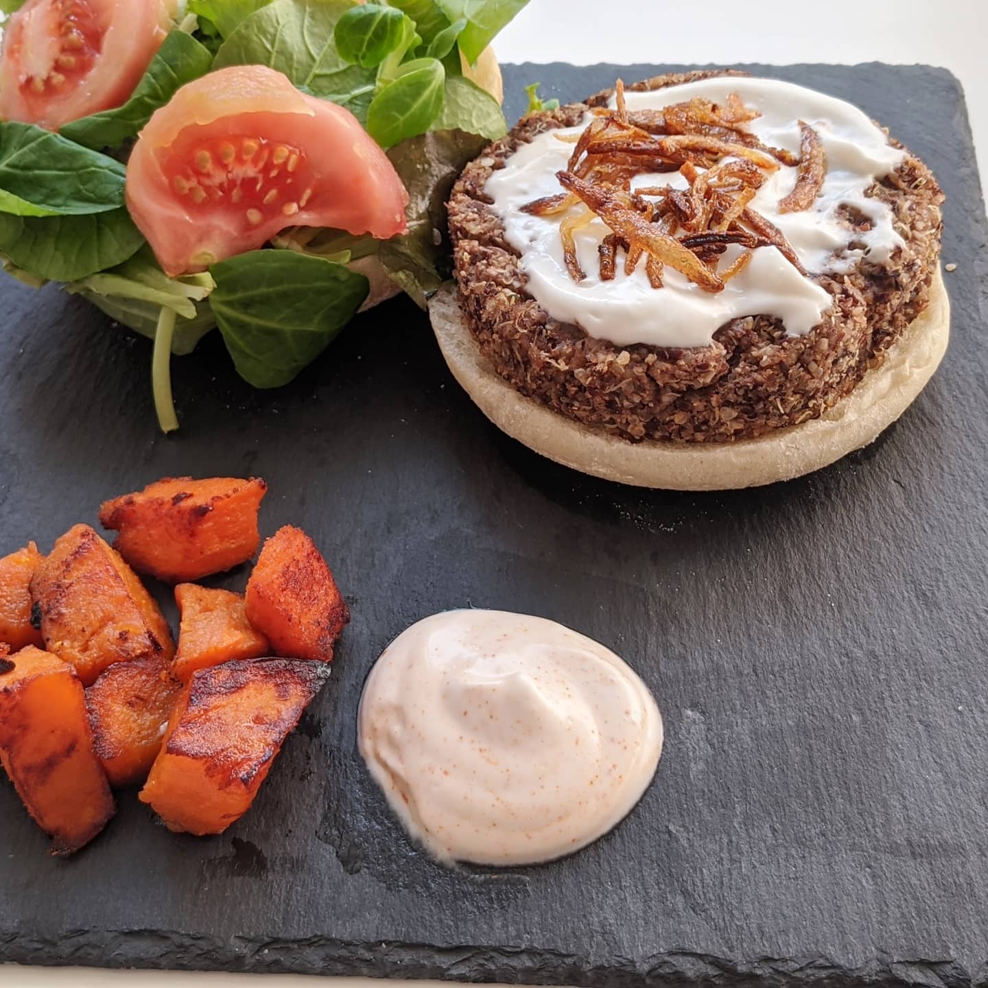 Hamburguesa de azukis, quinoa y semillas de cañamo acompañada de boniatos estilo bravas