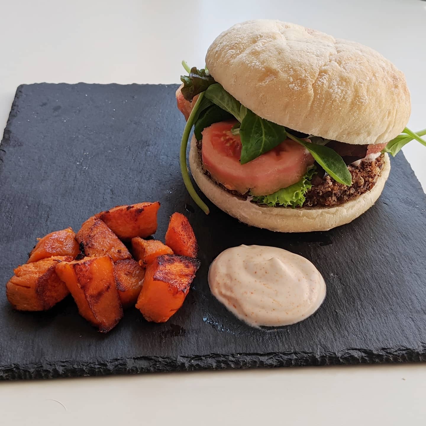 Hamburguesa de azukis, quinoa y semillas de cañamo acompañada de boniatos estilo bravas