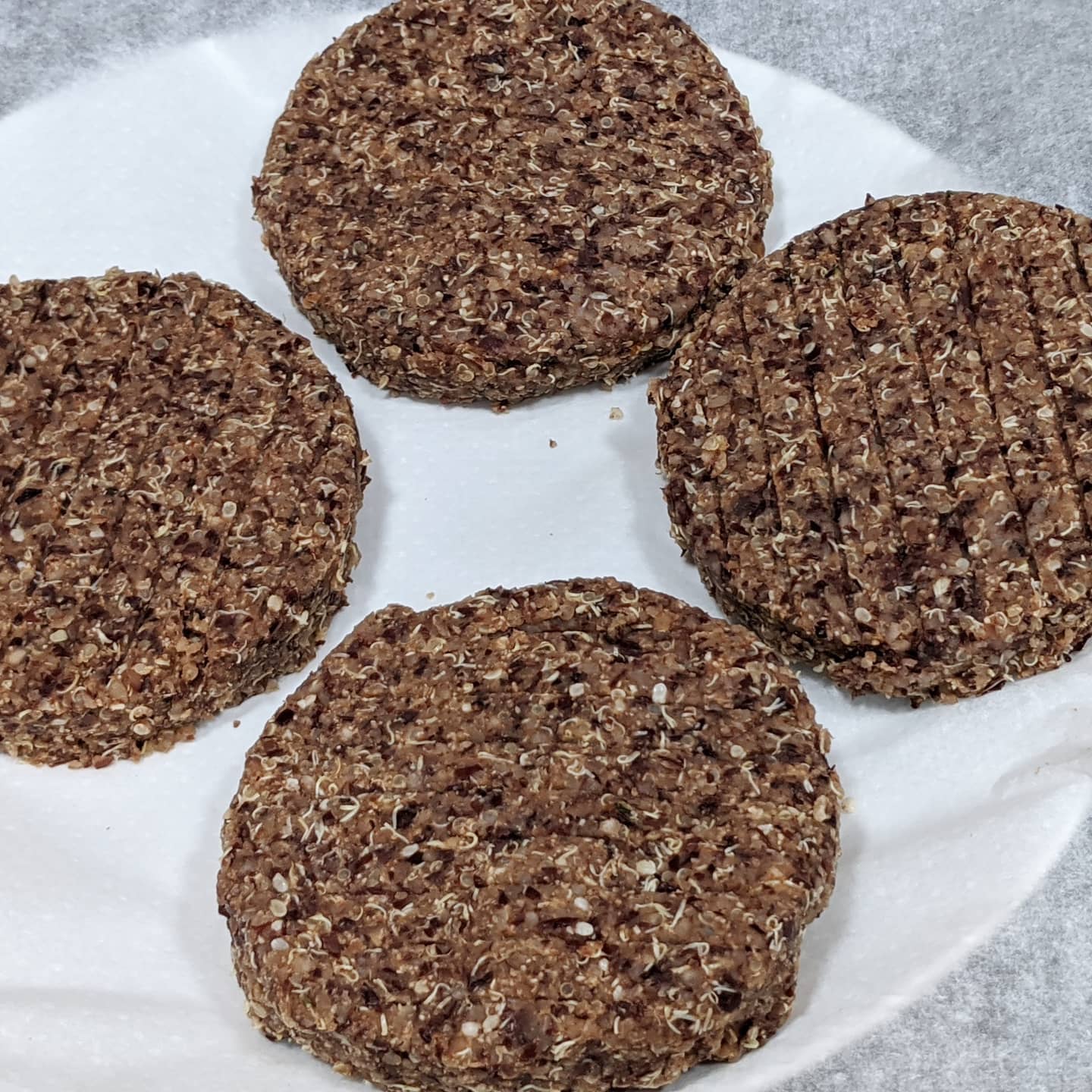 Hamburguesa de azukis, quinoa y semillas de cañamo acompañada de boniatos estilo bravas