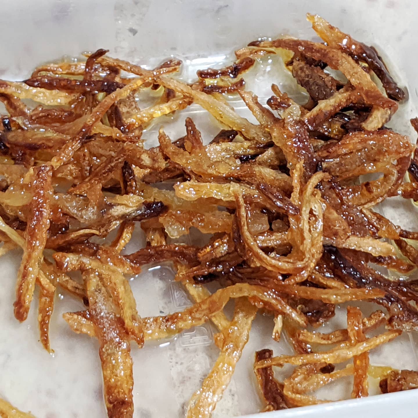 Hamburguesa de azukis, quinoa y semillas de cañamo acompañada de boniatos estilo bravas