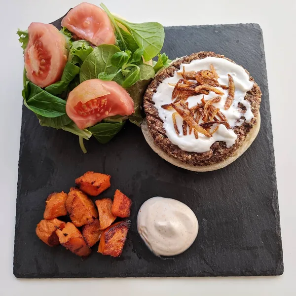 Hamburguesa de azukis, quinoa y semillas de cañamo acompañada de boniatos estilo bravas