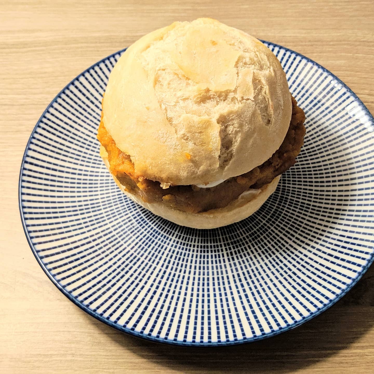 Hamburguesa vegana de patata estilo Vada con mayonesa vegana de cebollino y jenjibre