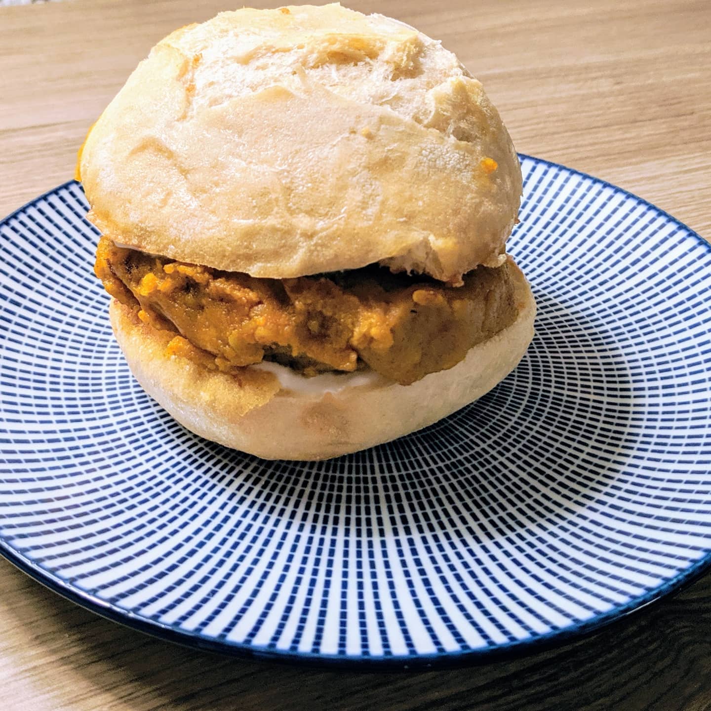 Hamburguesa vegana de patata estilo Vada con mayonesa vegana de cebollino y jenjibre