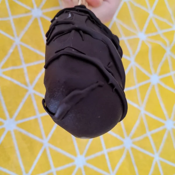 Helado de banana, cacao y crema de cacahuete con cobertura de chocolate negro