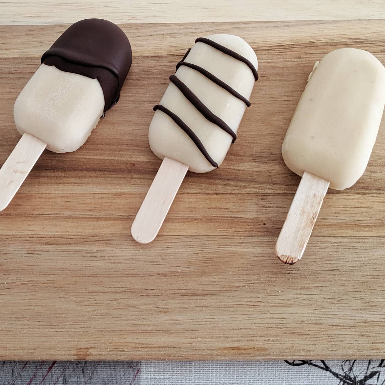 Helado vegano de banana, yogur de mango y crema de anacardos con cobertura de chocolate (sin azúcar añadido)