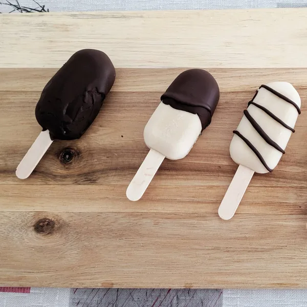 Helado vegano de banana, yogur de mango y crema de anacardos con cobertura de chocolate (sin azúcar añadido)