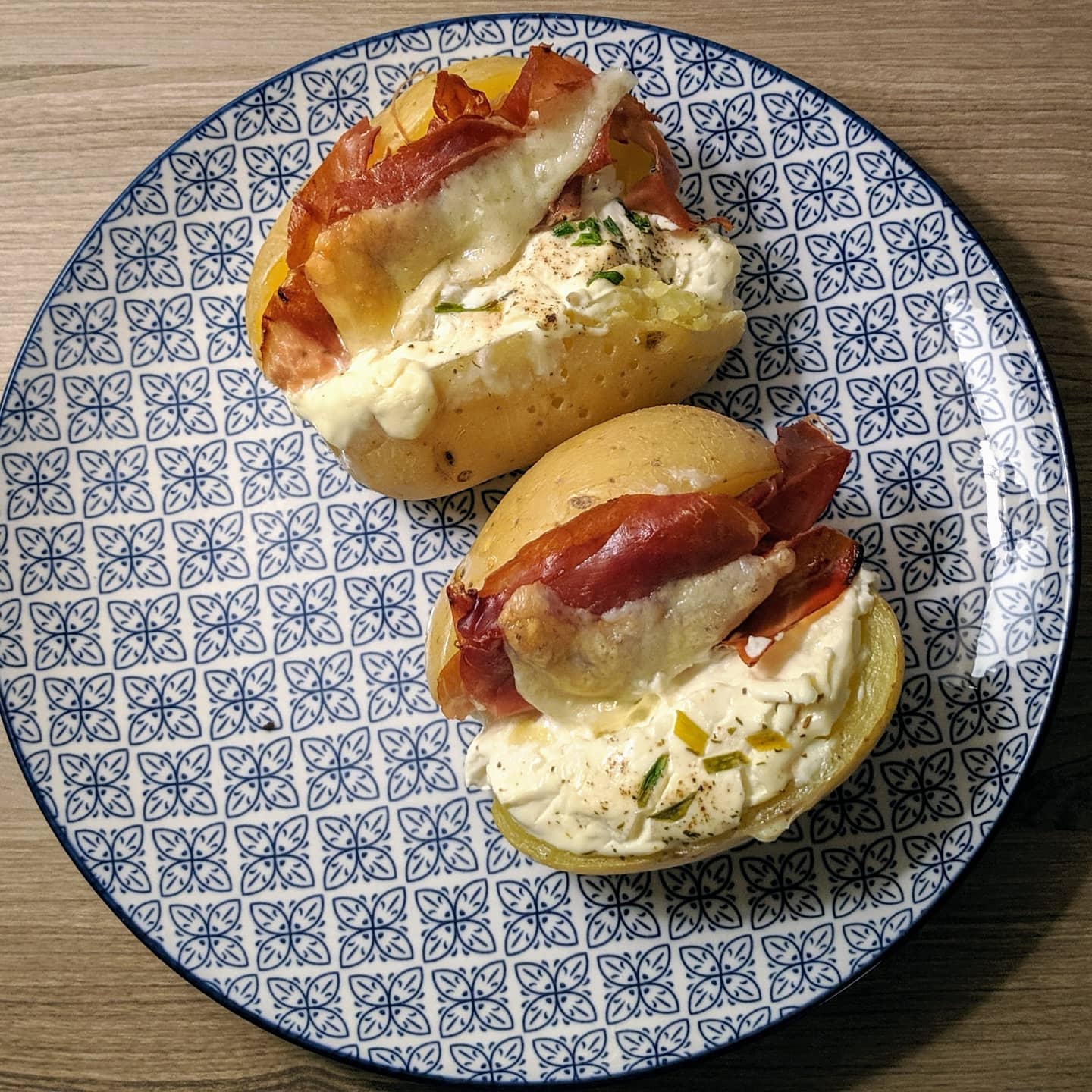 Jacket potatos con sour cream, jamón serrano y queso Pok
