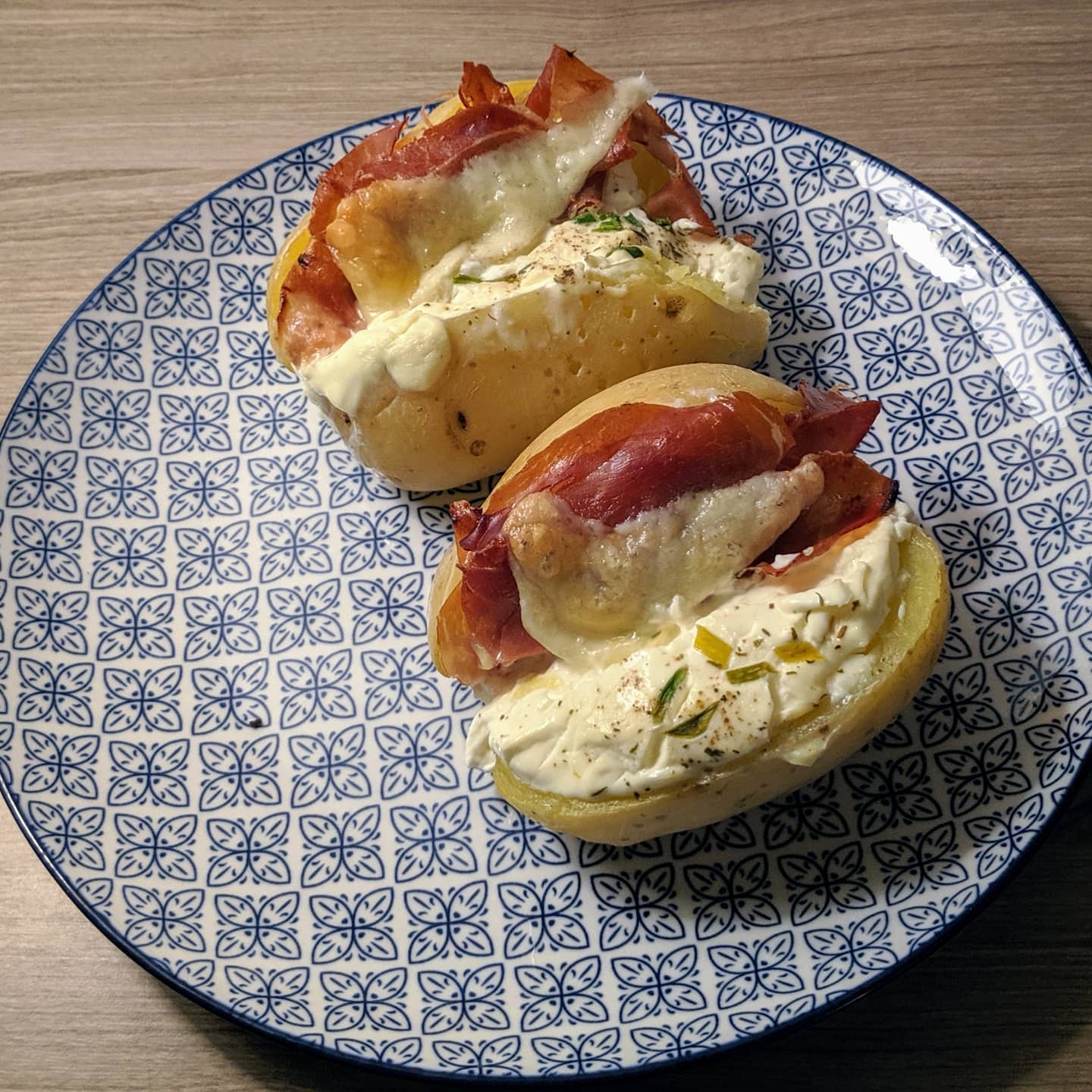 Jacket potatos con sour cream, jamón serrano y queso Pok