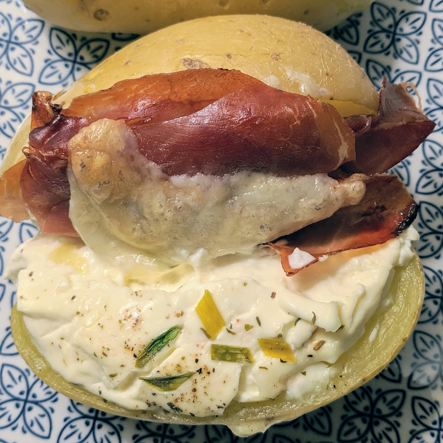 Jacket potatos con sour cream, jamón serrano y queso Pok