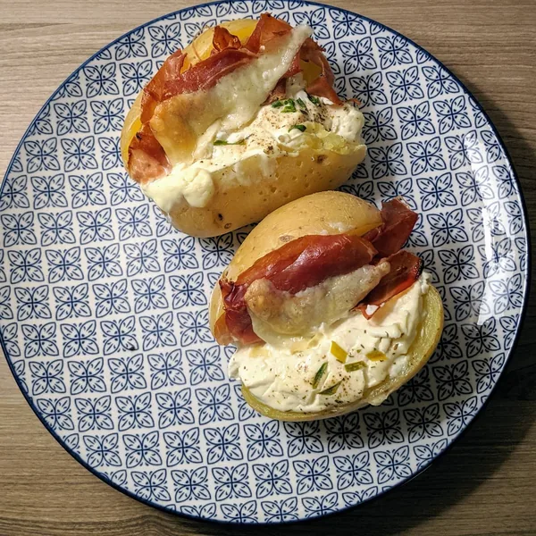 Jacket potatos con sour cream, jamón serrano y queso Pok