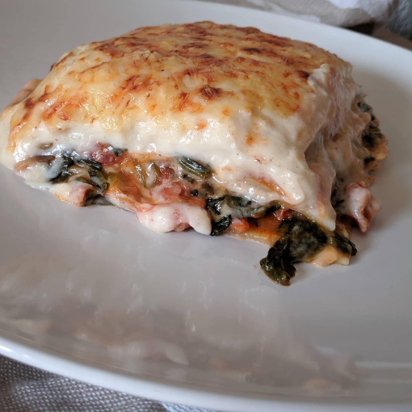 Lasaña de espinacas y champiñones con jamón y bacon