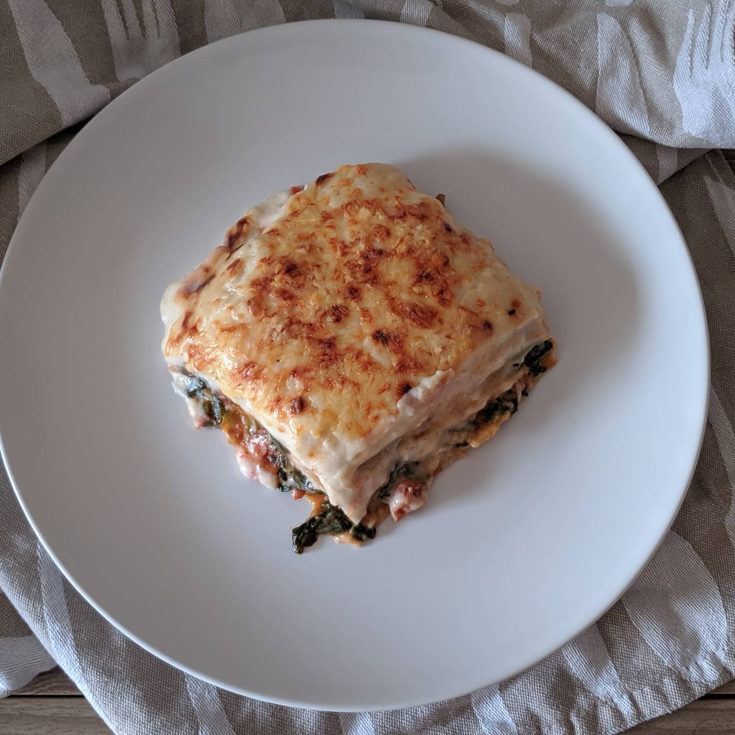 Lasaña de espinacas y champiñones con jamón y bacon