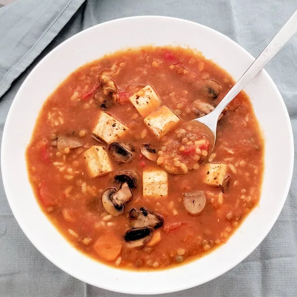 Lentejas de dos colores con verduras, arroz y tofu salteado con champiñones